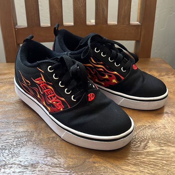 Heelys Pro 20 Skate Shoe - Black Flames Kids' size Youth 3 - Picture 2 of 14